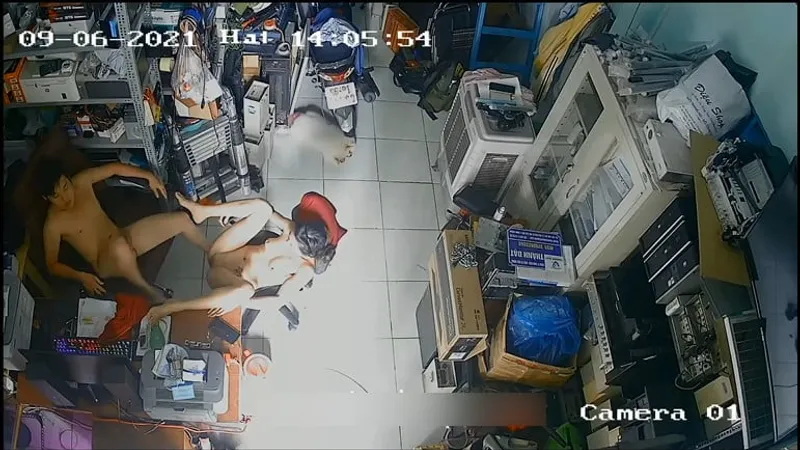 Cô vợ chồng yêu chịch nhau trong của cặc máy tính